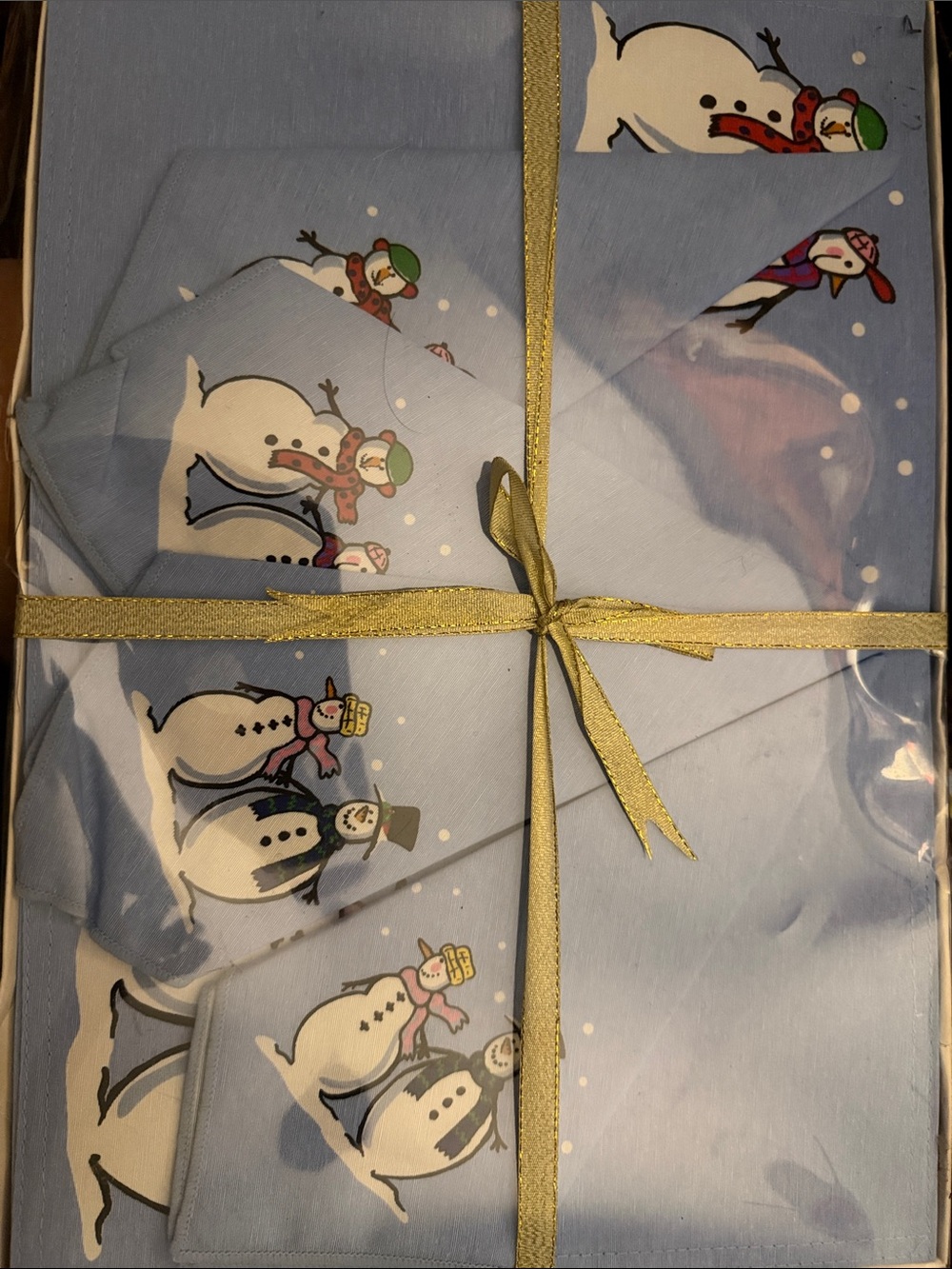 Set four snowman placemats in napkins